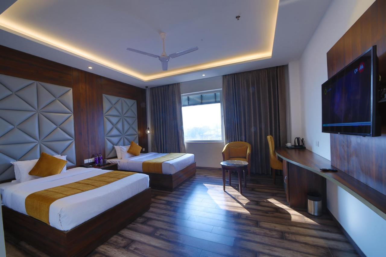 Hotel The Vilana A Unit Of Jg Developers Risikés Kültér fotó